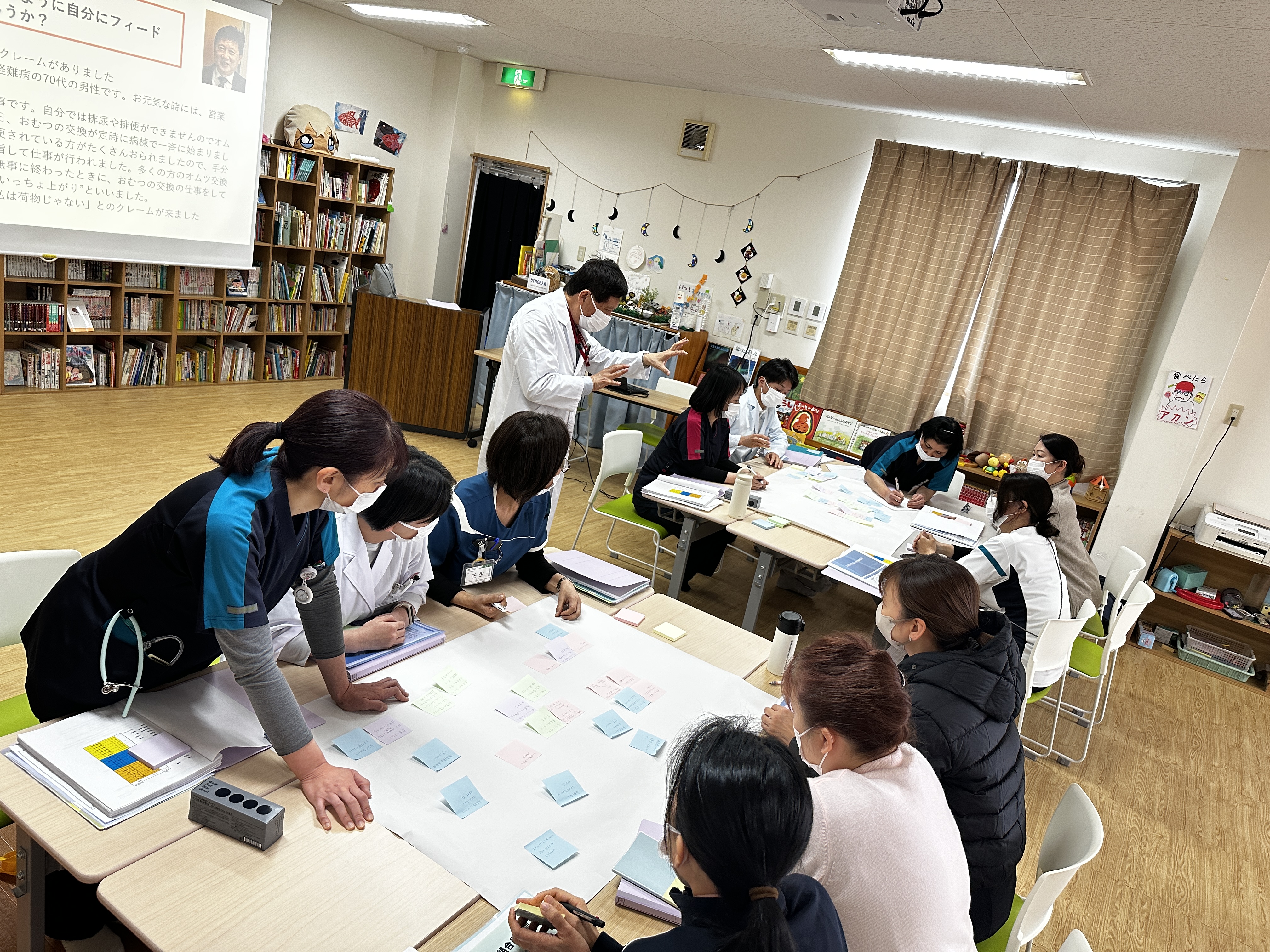 各テーブルごとにグループに分かれてワークショップを行っている様子