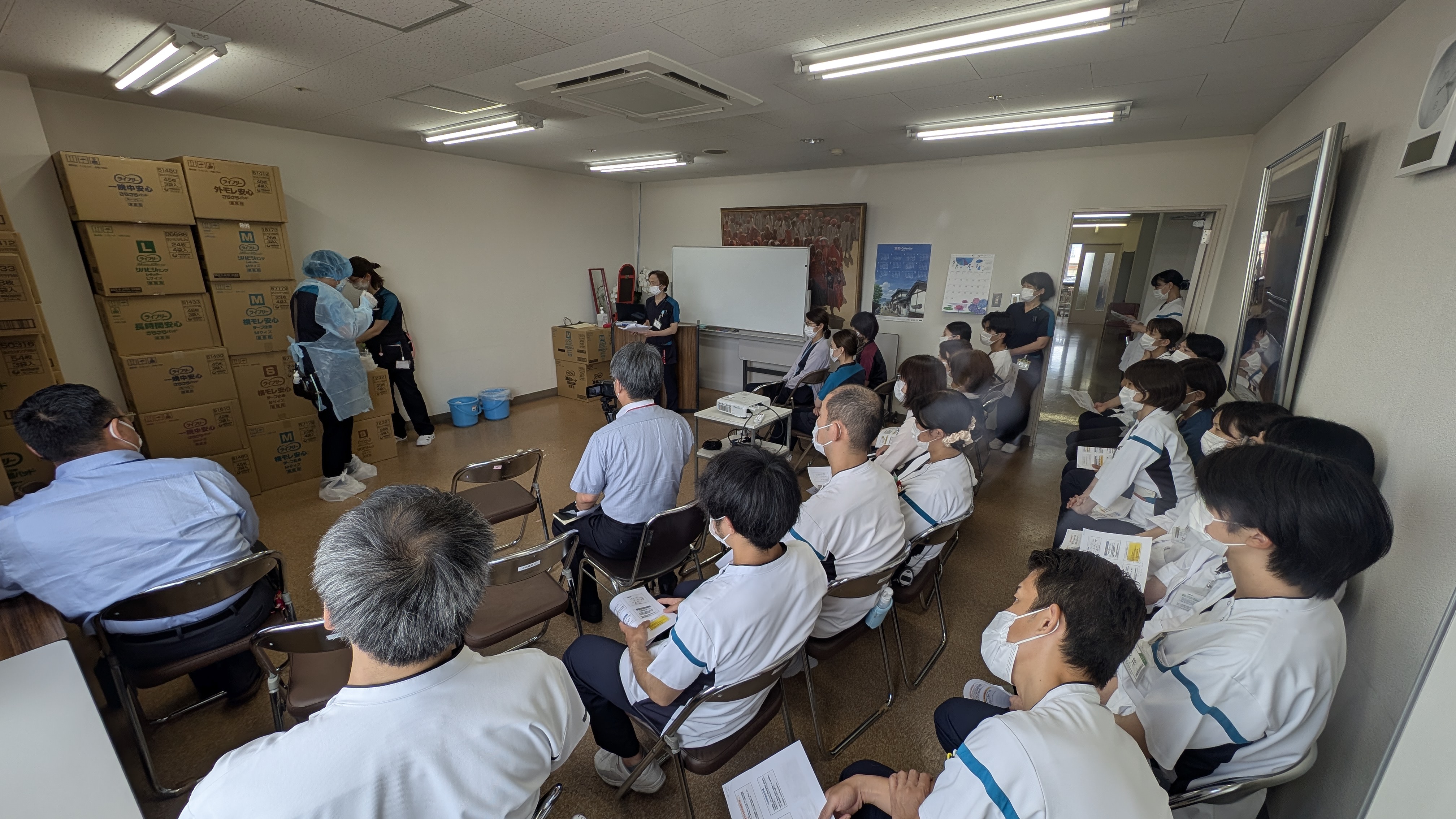 会議室に集まった病院職員