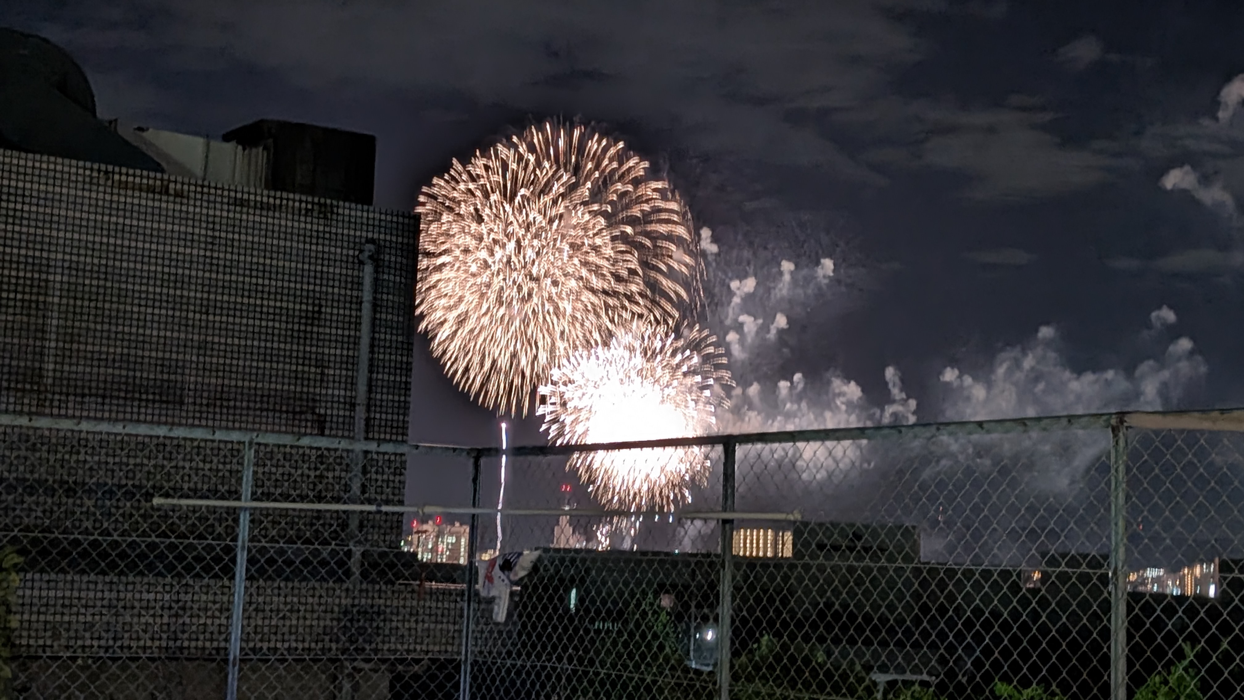屋上から見える大輪の花火