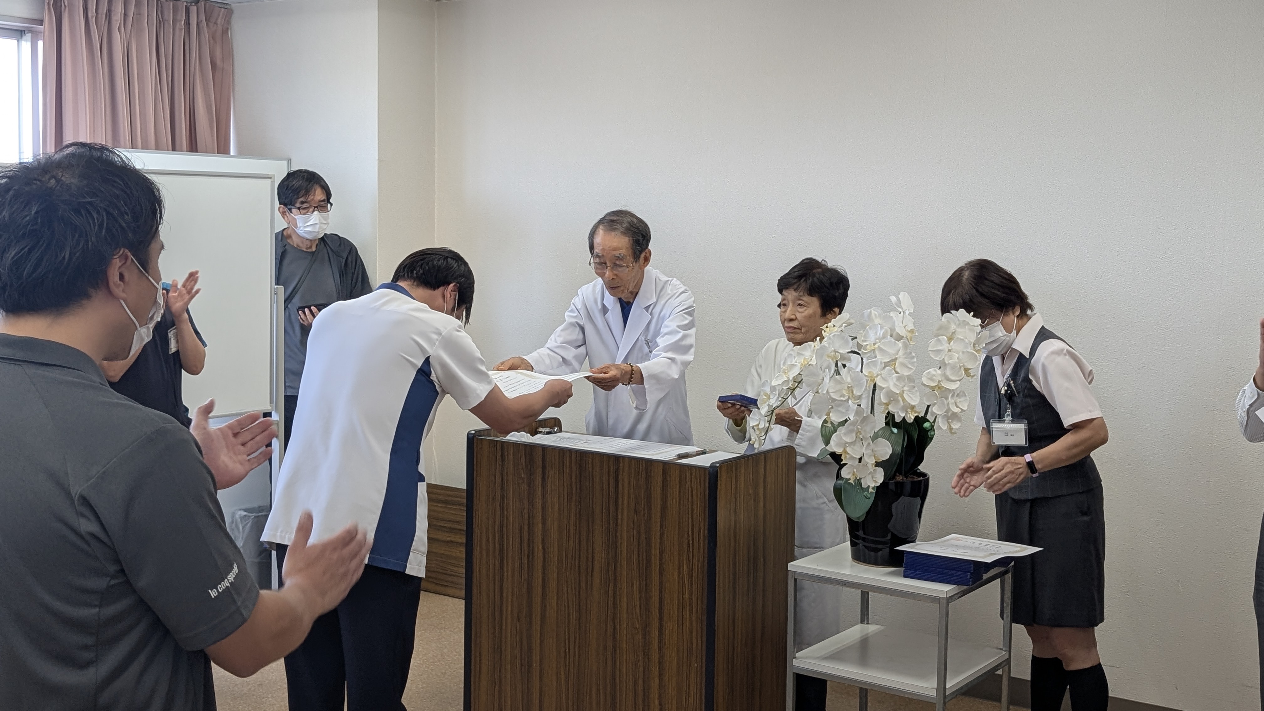 演台に立って講義をする植田和子会長