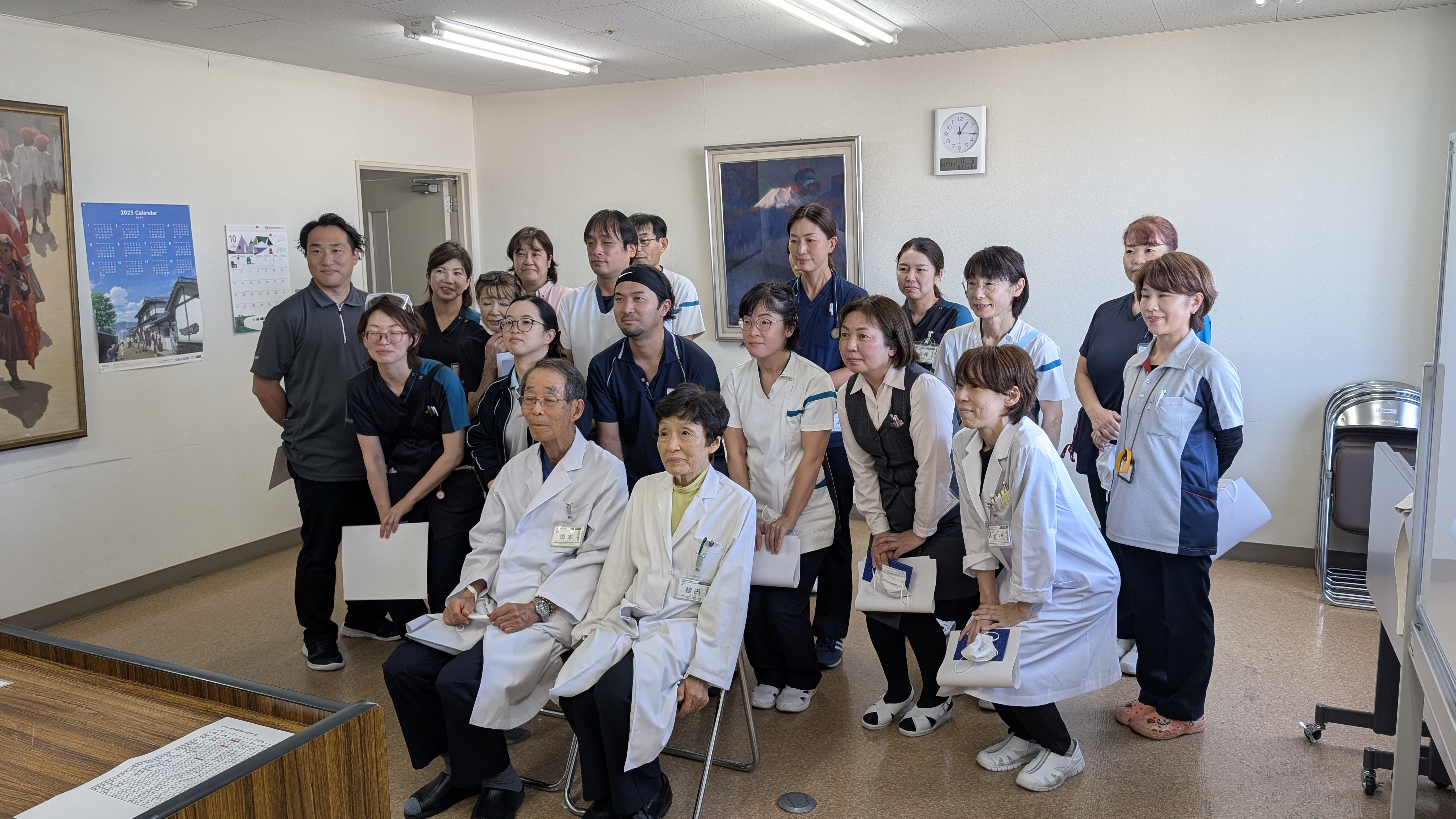 永年勤続表彰参加者との集合写真