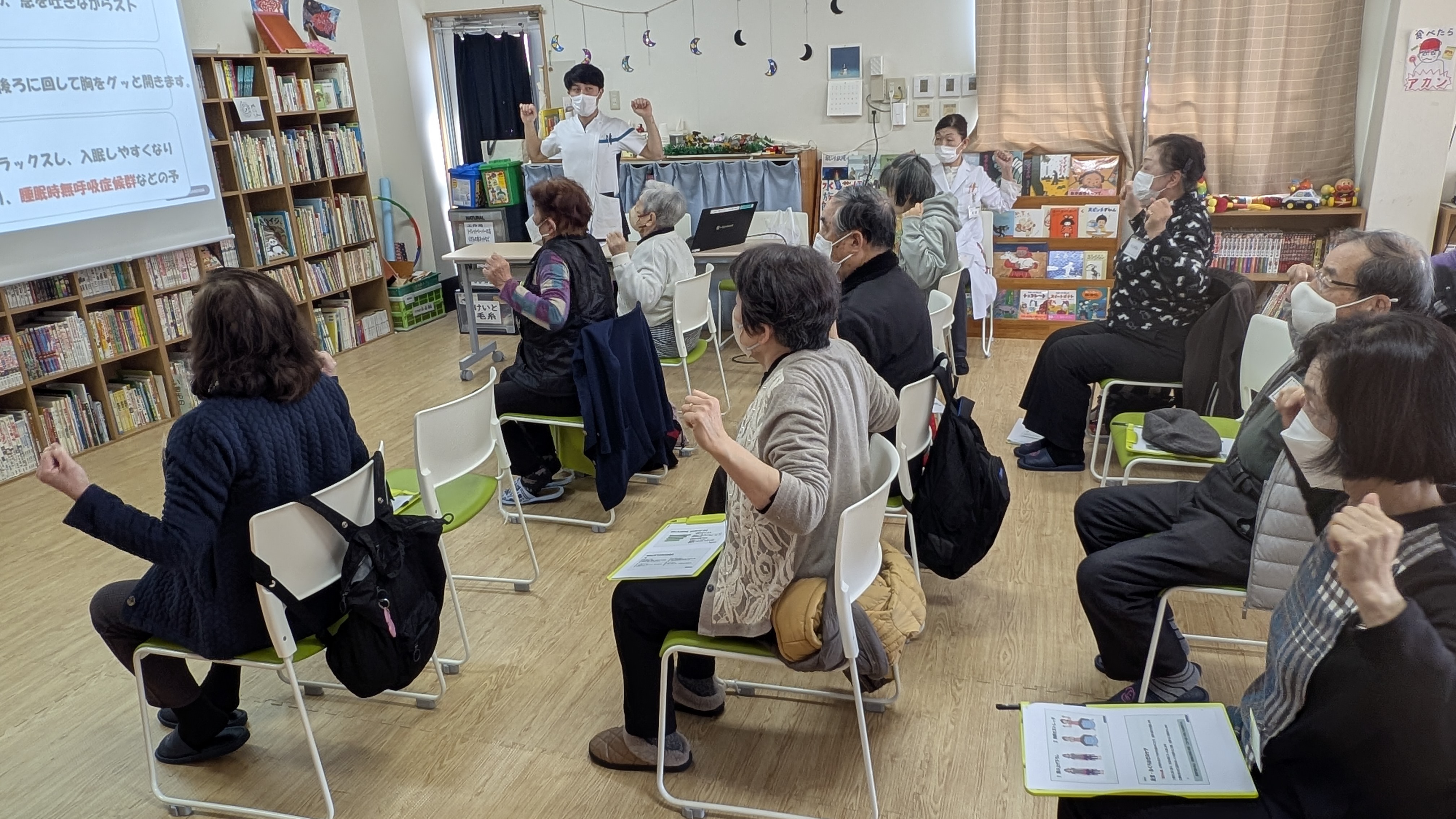 理学療法士の指導でみんなでスクワットをしています